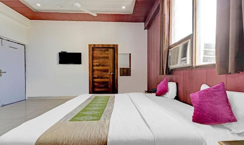 Hotel P.S. Villa Агра Екстериор снимка